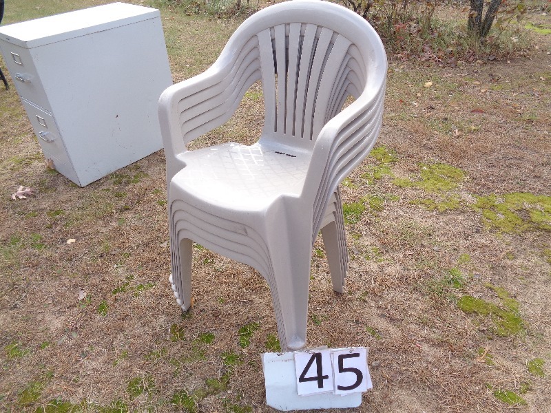 lot 45 image: 5 Outdoor Chairs