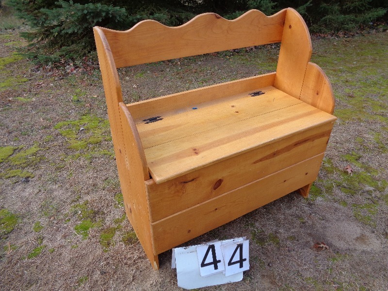 lot 44 image: Storage Bench