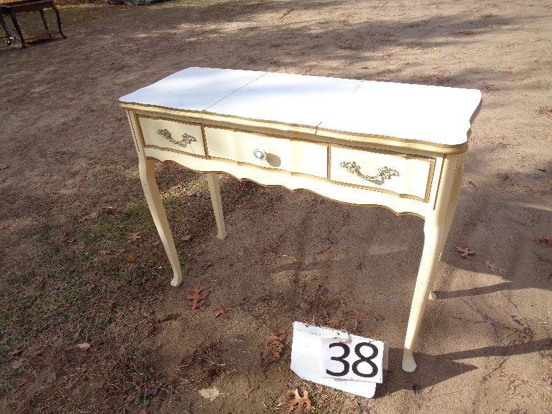 lot 38 image: Vanity  Desk