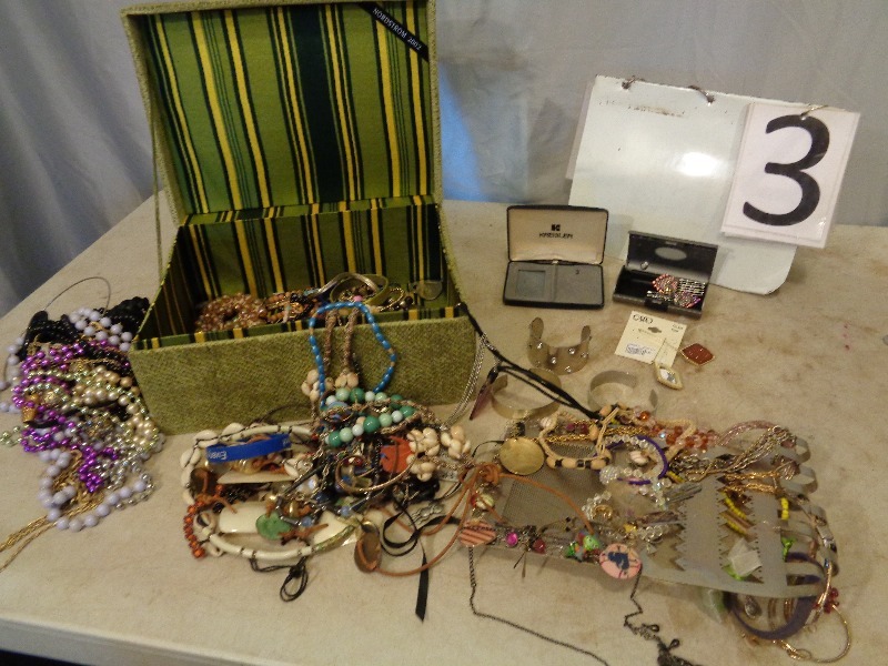 lot 3 image: Jewelry
