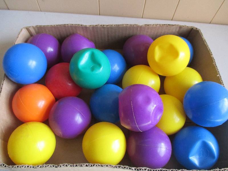19 plastic balls, kids and dogs lov...