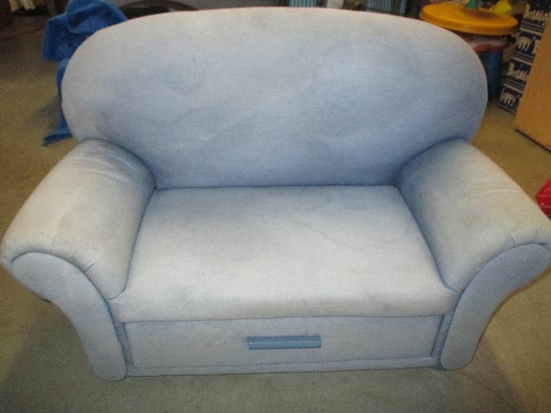 Cute kids couch 14 deep, 32 long,...