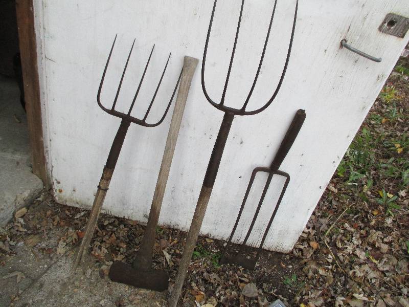 lot 81 image: 4 old tools...