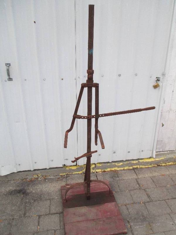 lot 103 image: Iron feed bag stand...