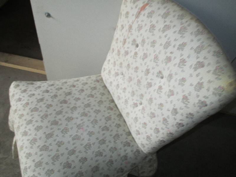 lot 122 image: Vintage upholstered chair...
