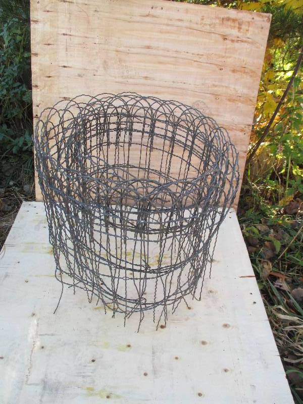 lot 6 image: Roll of older thick metal garden fe...