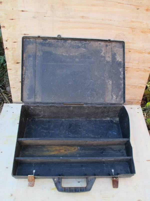 lot 7 image: Vintage plastic Tuff Case, 24 x 15...