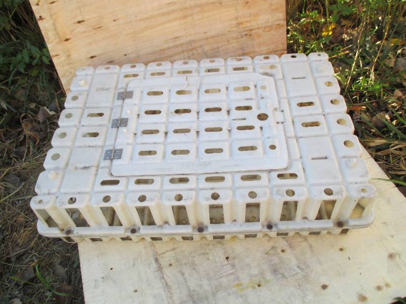 lot 22 image: plastic cage for chickens or small ...