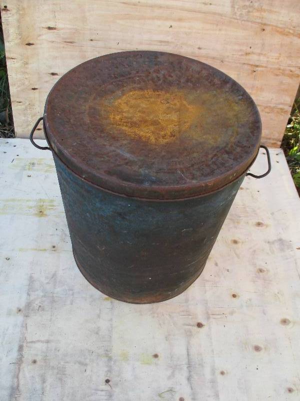 lot 25 image: antique metal can SSQ green sweepin...