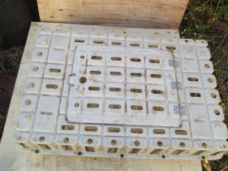 lot 28 image: plastic cage for chickens or small ...