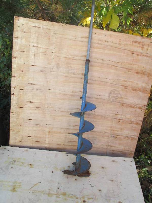 lot 29 image: metal ice oger ...