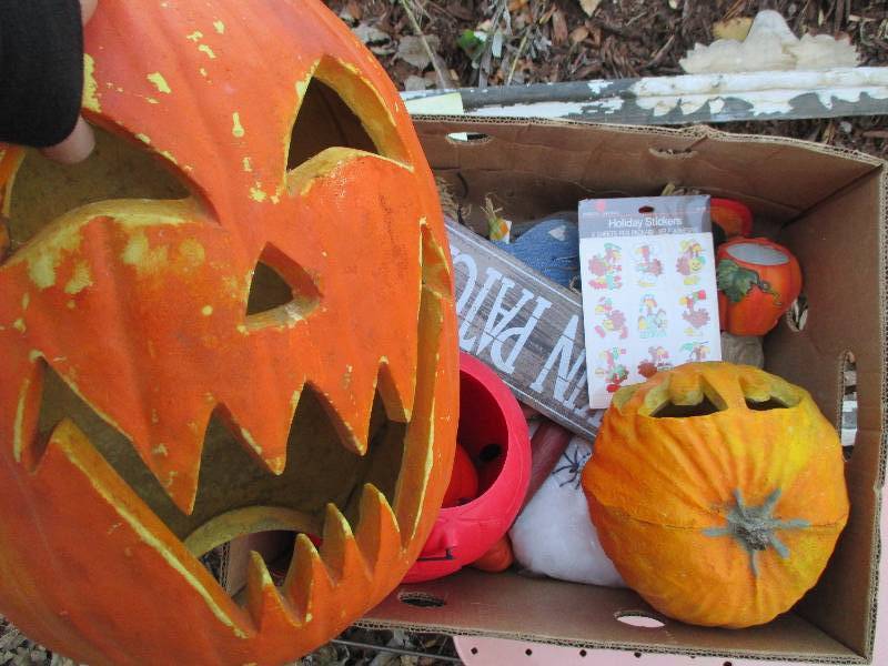 lot 68 image: lot of mixed Halloween decorations ...