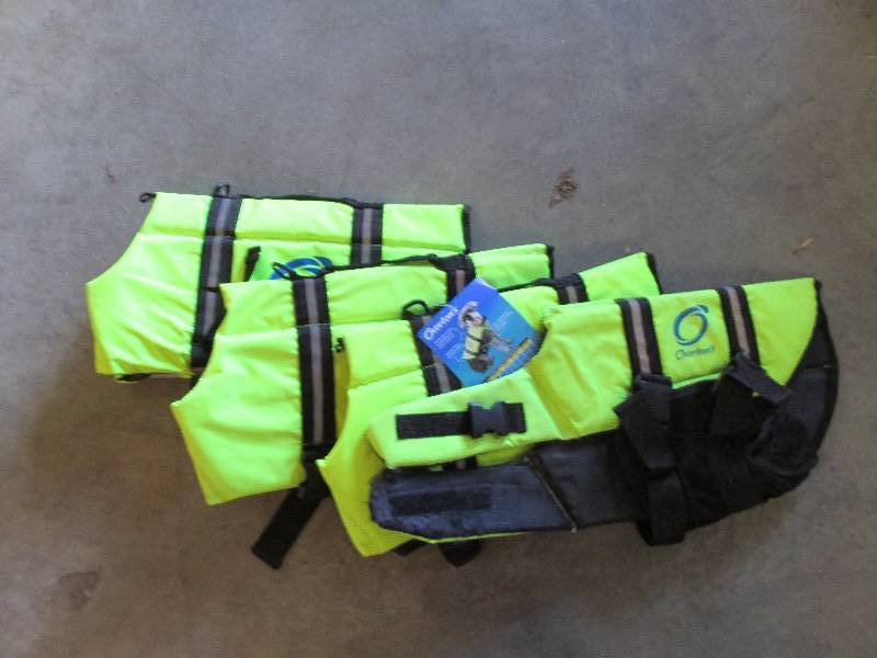 Size L Lot of 4 Doggy life jacket w...