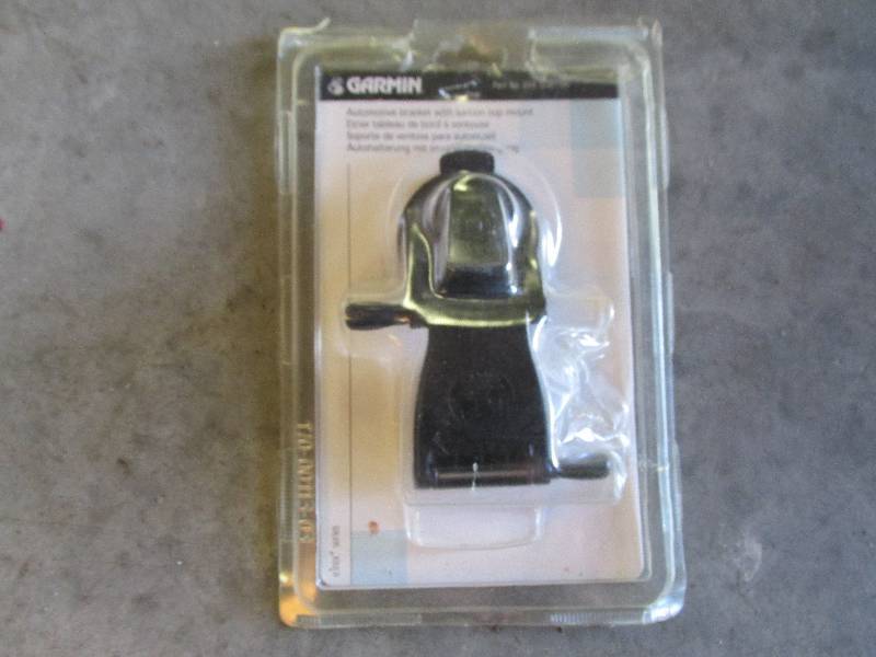 Garmin automotive bracket with suct...