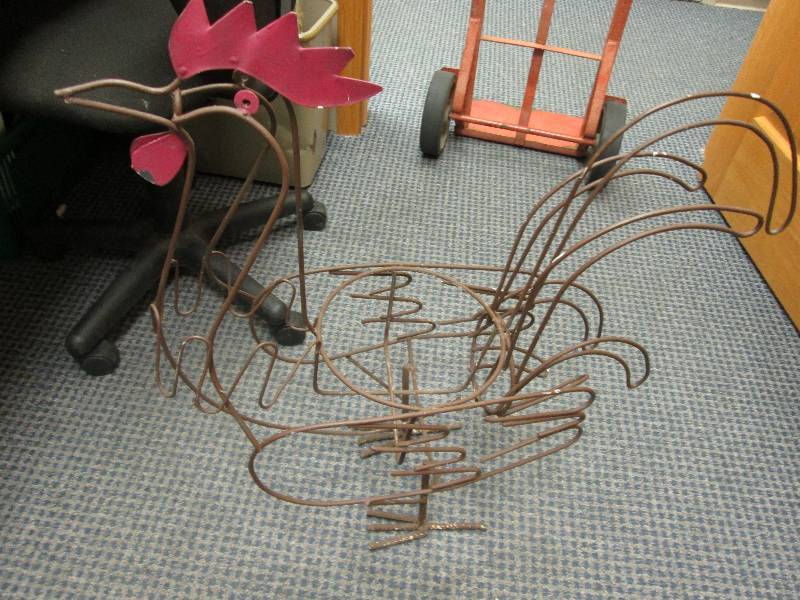 Metal rooster flower pot holder out...