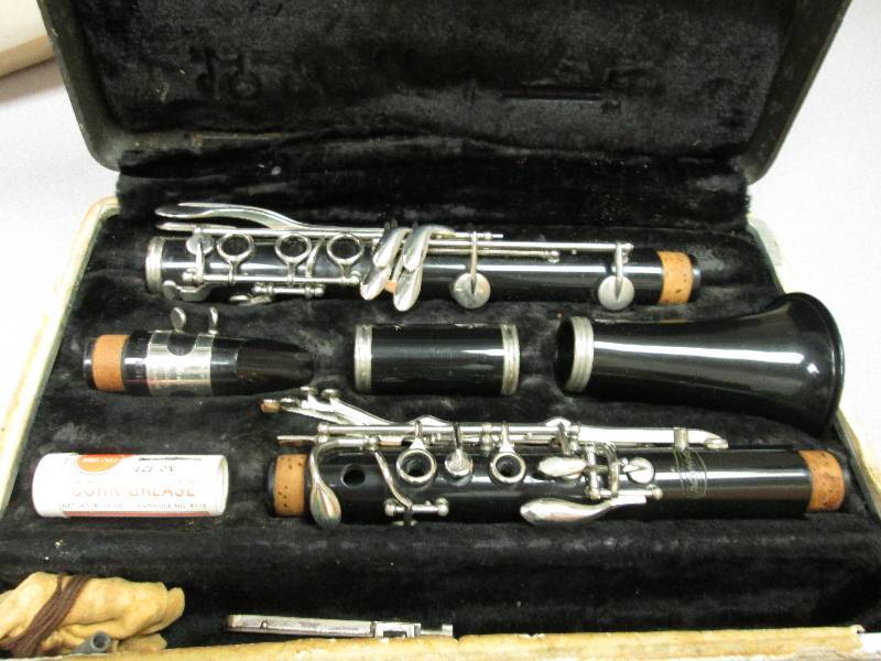 Bundy Clarinet- needs new pads and ...