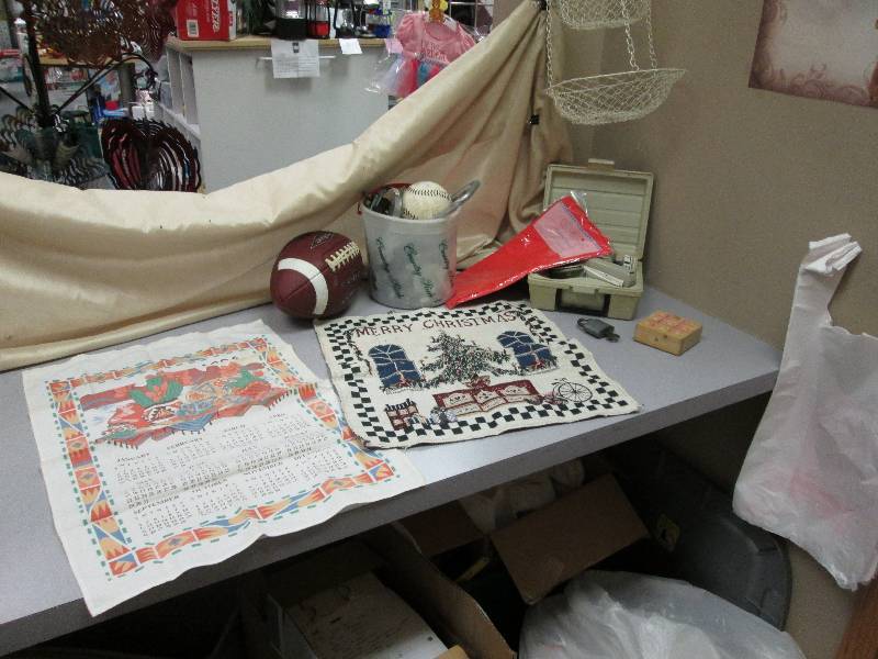 Box of misc wire fruit basket, wor...