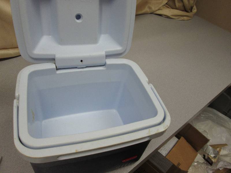 rubbermaid lunch box...