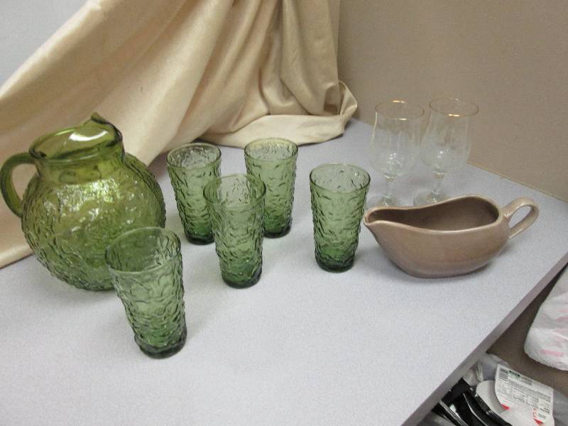 Green pitcher with 5 matching glass...