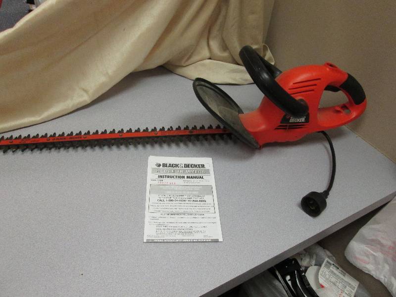 BLACK & DECKER hedge trimmer with m...