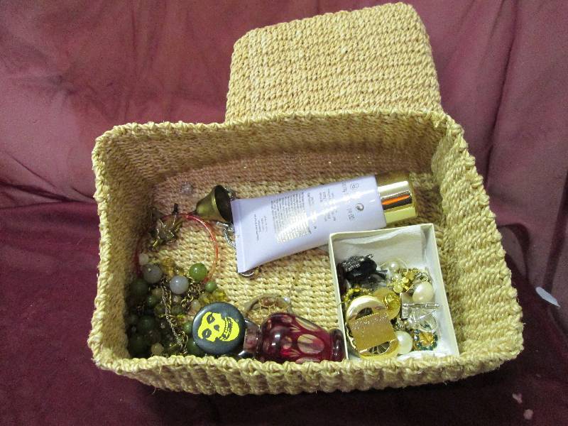 Wicker jewelry box with lid and ass...