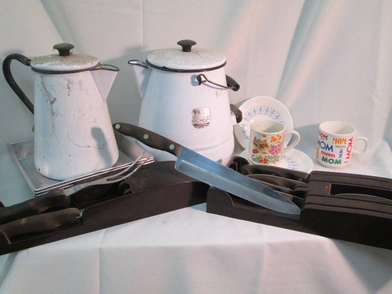 x11mugs,x17plates,x7bowls,2pitchers...