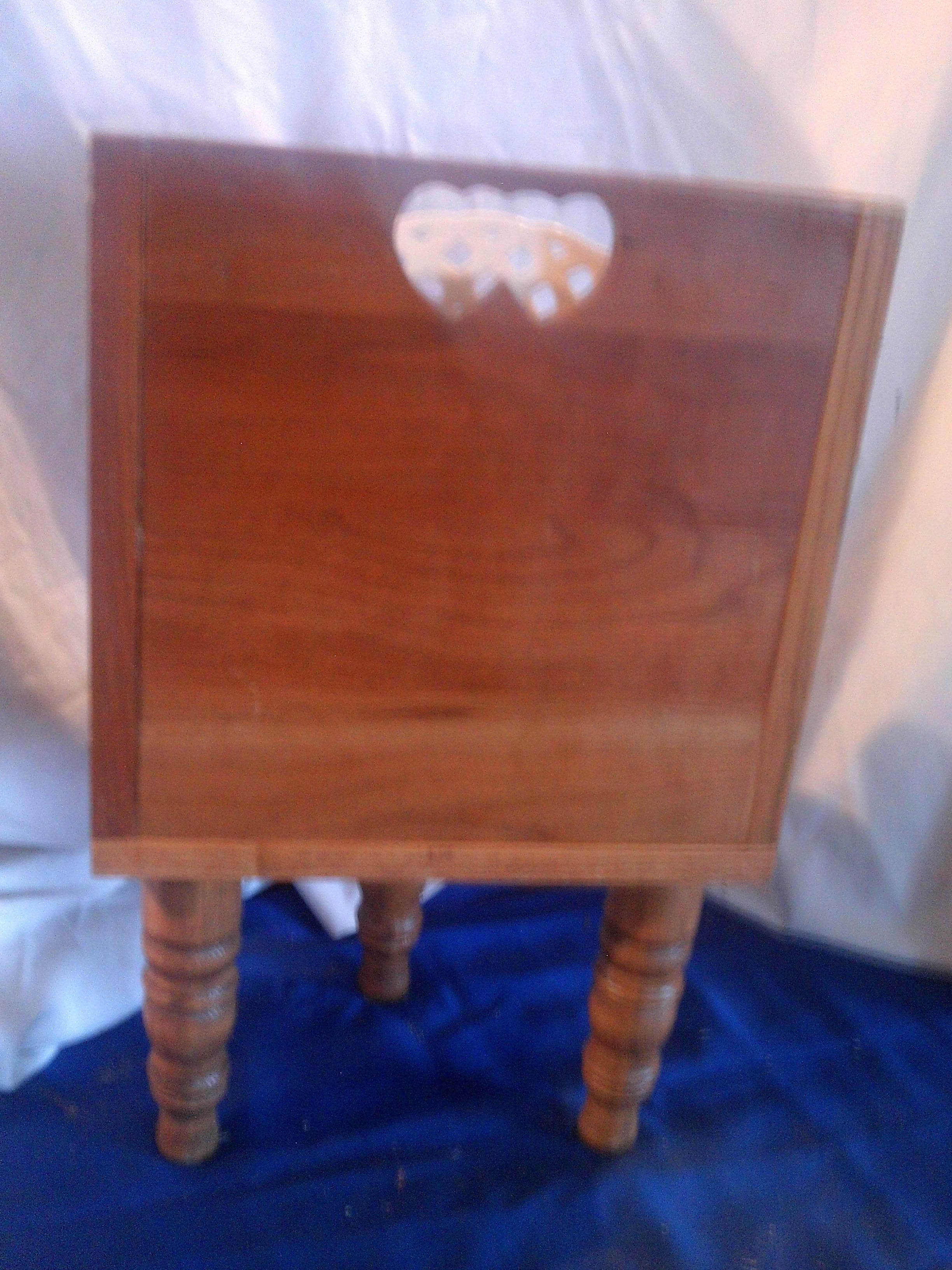 3 legged wooden plate holder