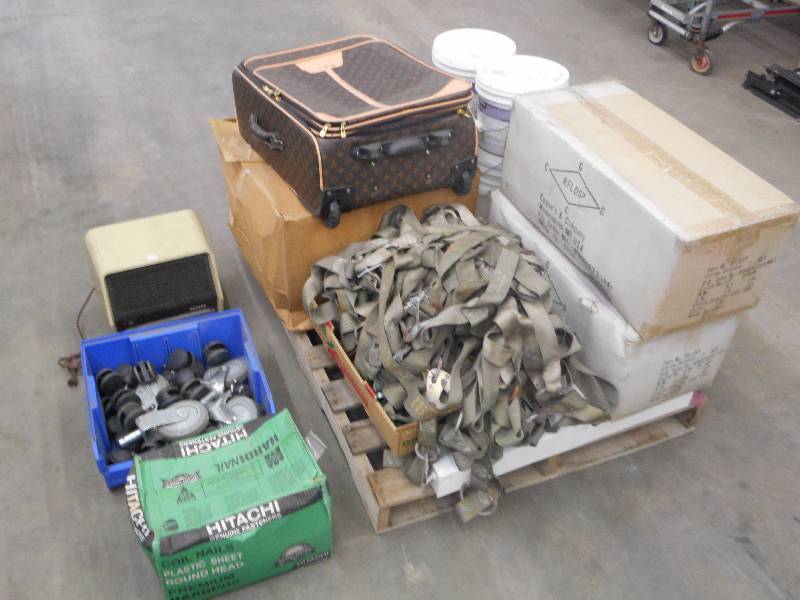 Pallet Lot Misc Straps, Suitcase, ...