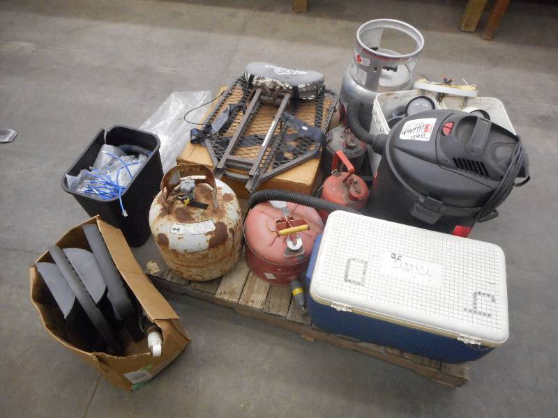Pallet Lot 20# LP Tanks, Deer Stan...