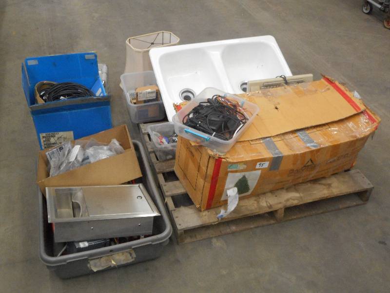 Pallet Lot Christmas Tree, Electri...