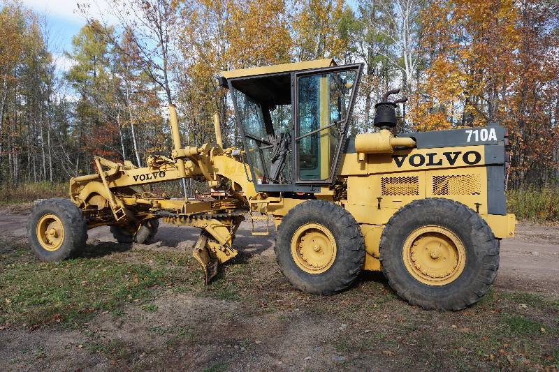 lot 3 image: Mid 80s Volvo Champion Model 710A Articulating Road Grader Snow Plow