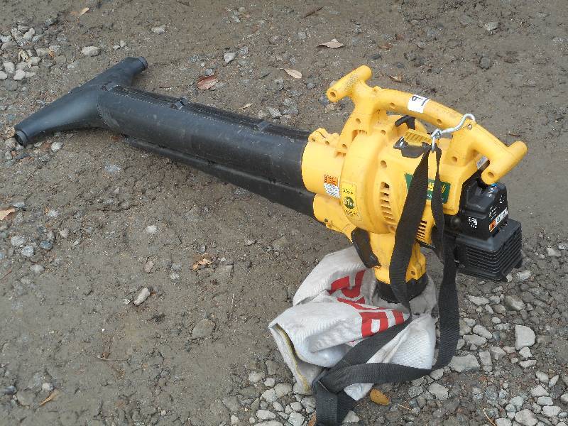 lot 9 image: Yard Man YM3100BV 31cc Handheld Blo...