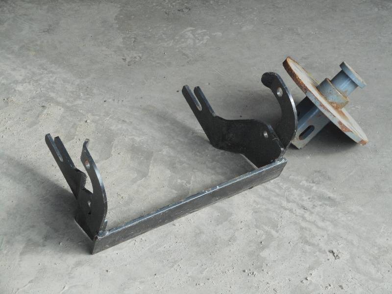 lot 14 image: (1) 5th Wheel Hitch & (1) John Deer...