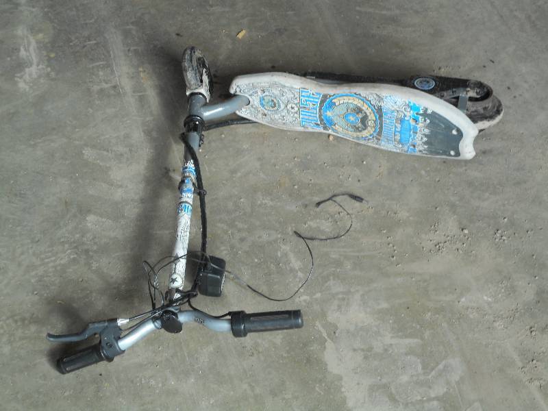 lot 15 image: Battery-Powered Kids Scooter, Charg...