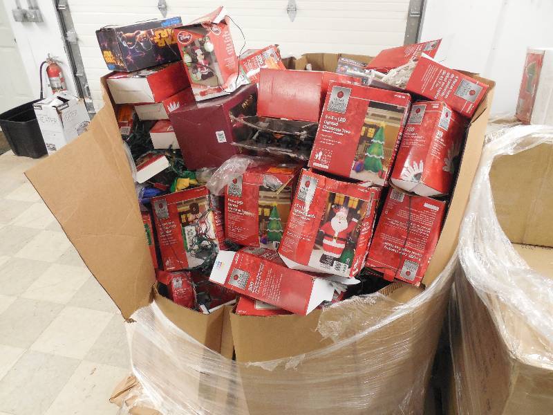 Pallet of Christmas Lights & Decor