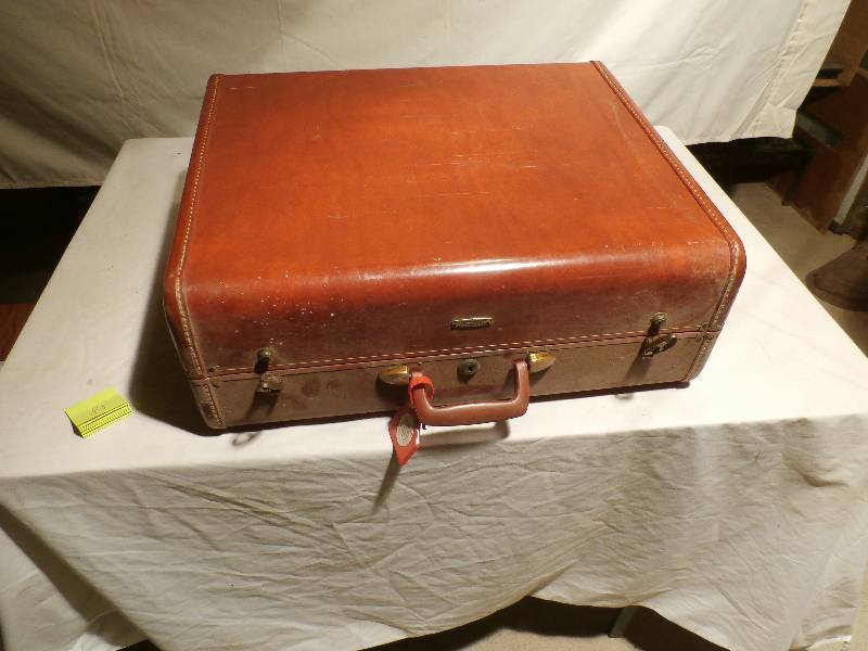 lot 88 image: Old Samsonite Suitcase