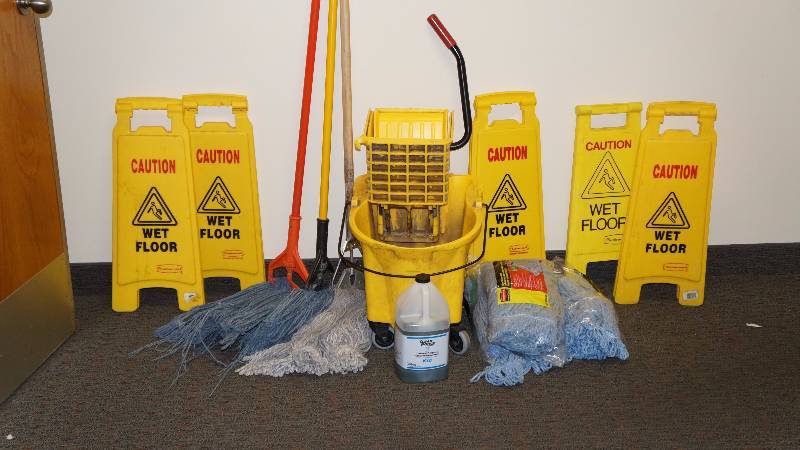 Floor Mop & Wet Floor Lot