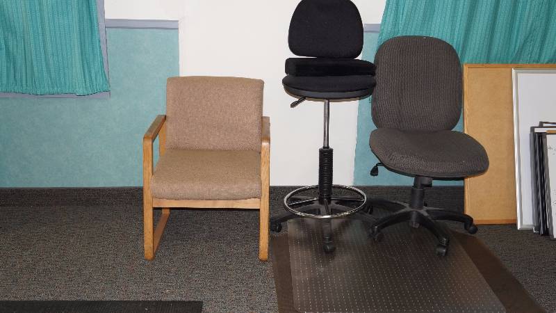 Lot of 3 Office Chairs & 2 Chair Mats