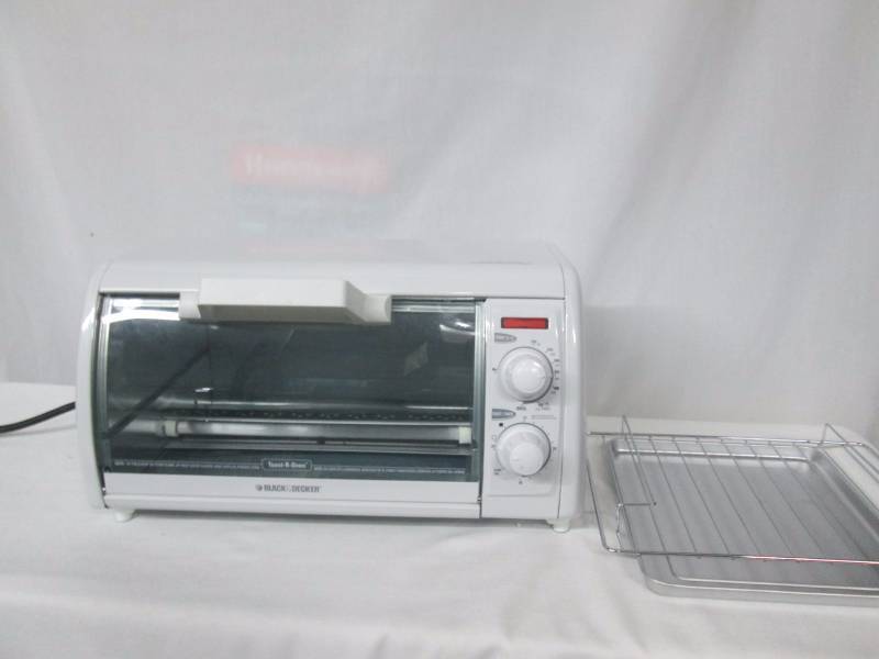 lot 35 image: Black & Decker 4-Slice Countertop Toaster Oven