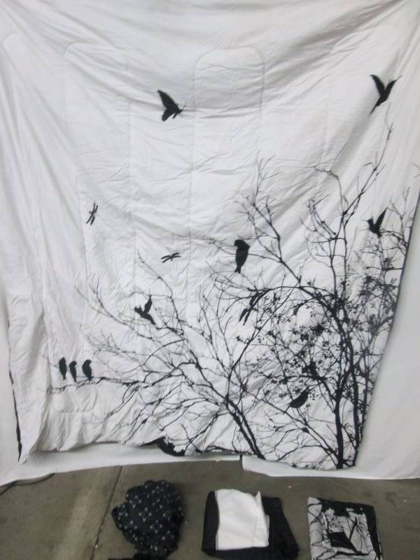 lot 88 image: Alcove Briar Comforter Set - Queen