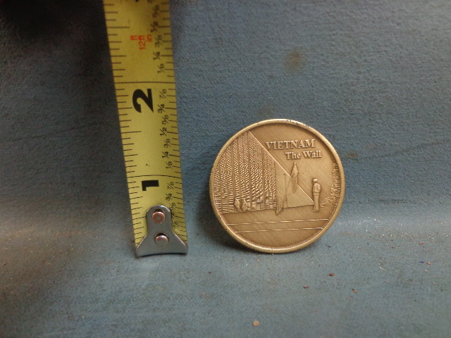 lot 12 image: Memorial Coin