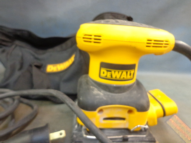 lot 3 image: Dewalt Sander