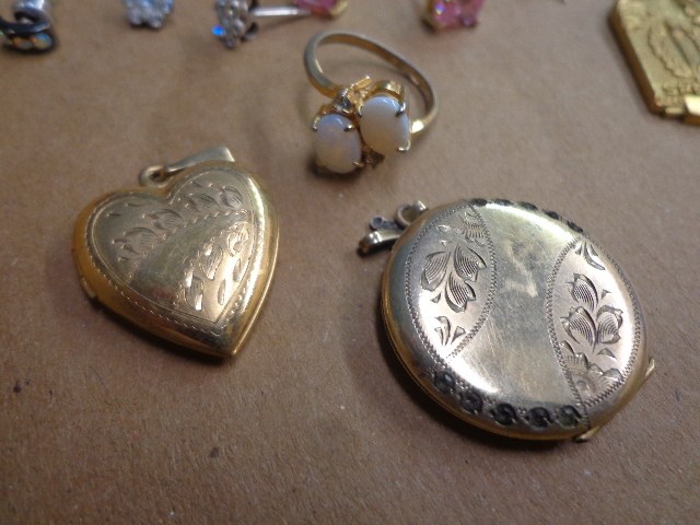 lot 74 image: Gold Jewelry