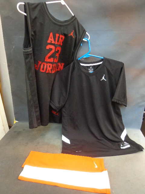 lot 76 image: Sportswear
