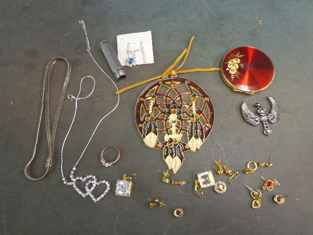lot 84 image: Jewelry