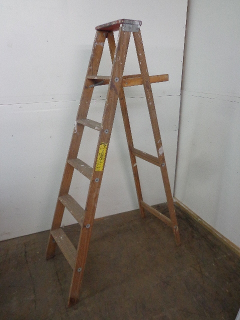 lot 119 image: Wood Step Ladder