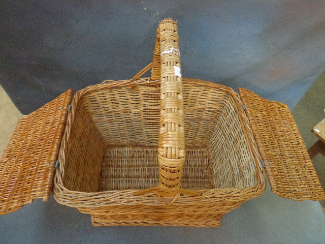lot 127 image: Picnic Basket