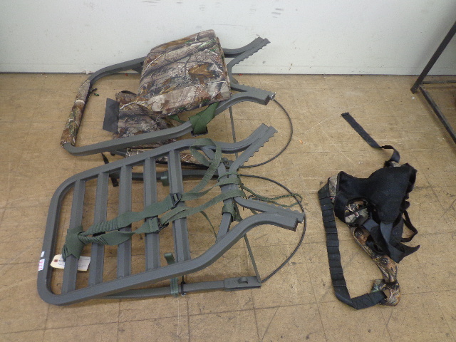 lot 136 image: Portable Deer Stand
