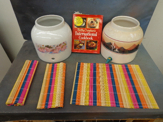 lot 200 image: Blinds, Cook Book & Juicers