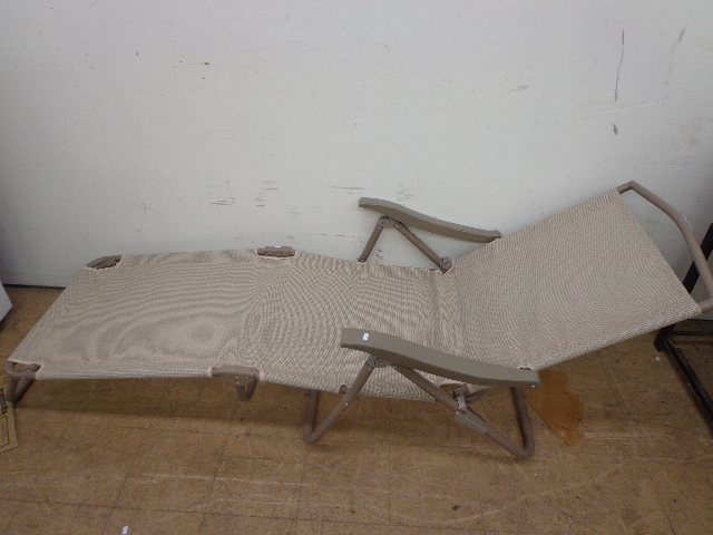 lot 237 image: Lawn Chair